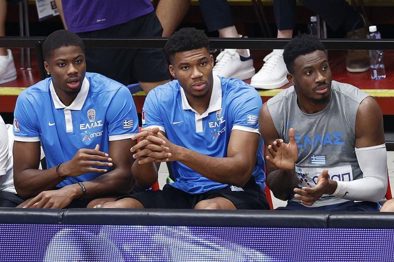 雄鹿签下艾, 岁的塞纳西, 否继续留在