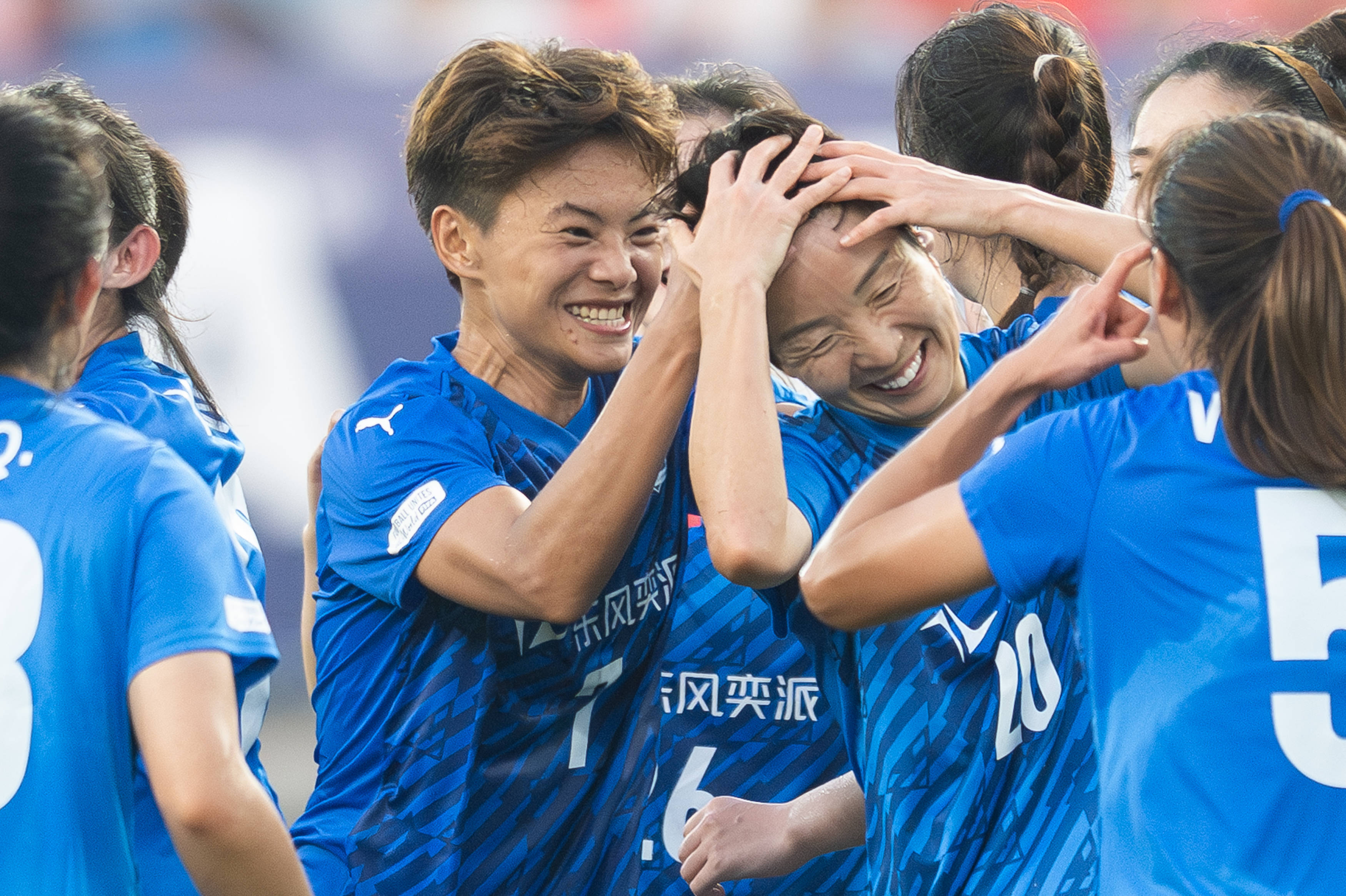 与队友庆祝 与队友庆祝