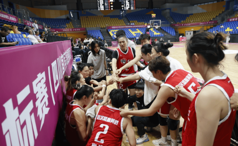 级锦标赛四, 强获奖励, 她们利用身 级锦标赛四, 强获奖励, 她们利用身